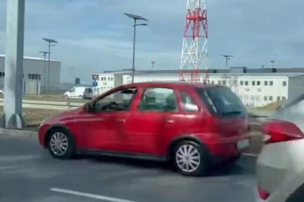 GDE JE ON POŠAO!? Bezobzirni vozač se uputio u pogrešnom smeru KOD AERODROMA, sve je snimljeno (VIDEO)
