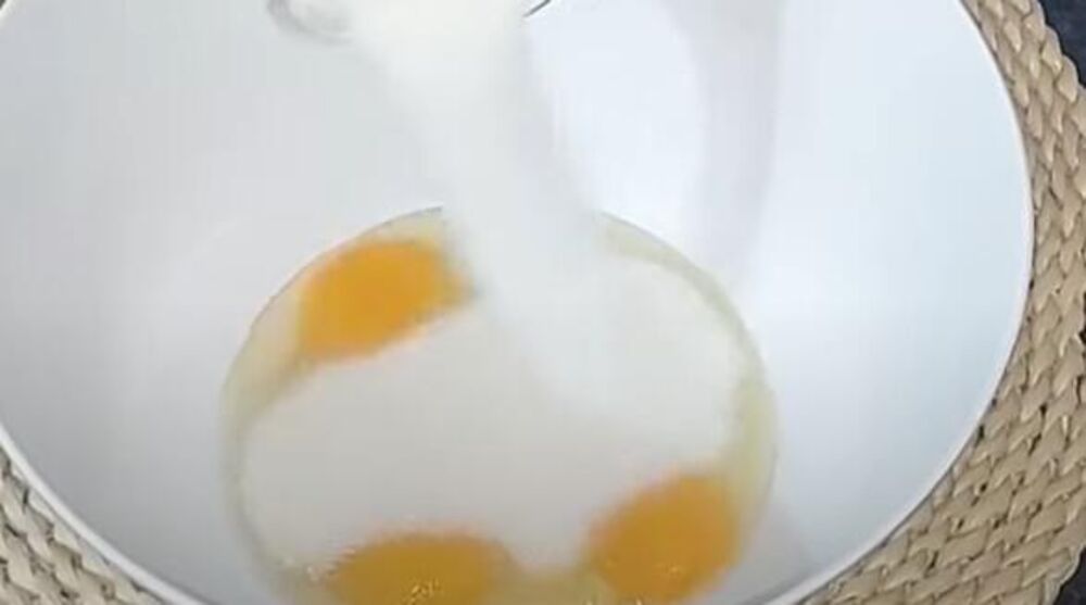 Šećer i jaja u činiji