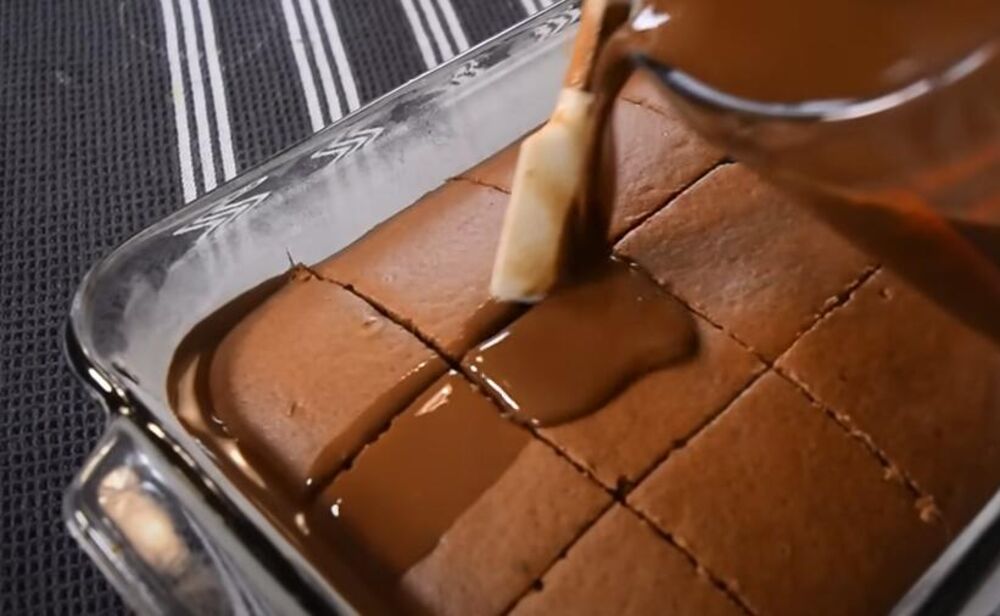 Prelivanje kolača sa čokoladom i džemom na vodi