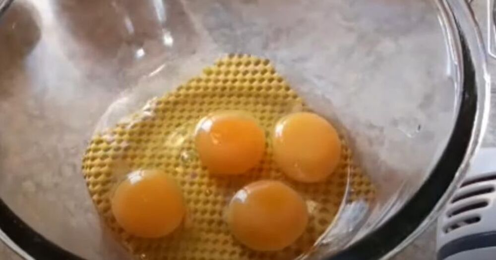 Mućenje jaja za koru za tursku tortu 'kumbet'