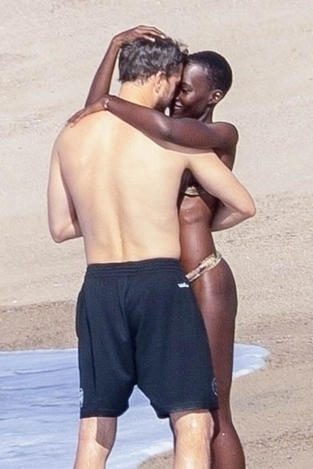Džošua Džekson i Lupita Njongo se ljube na plaži