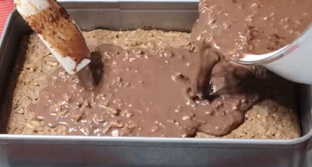Crna čokolada preko posnog kolača sa čokoladom i jabukama