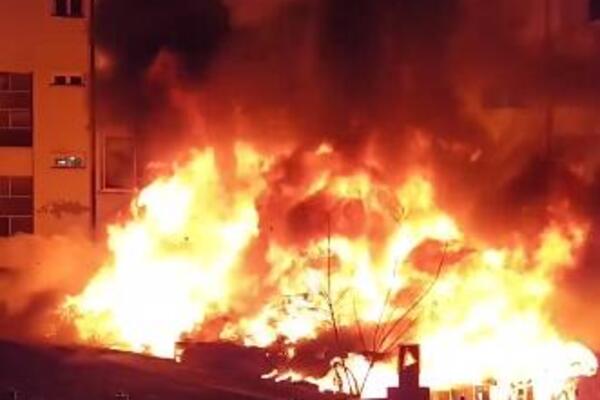 OGROMAN PLAMEN KULJA NA VOŽDOVCU: Požar OKOVAO kuću, vatrogasci na terenu (VIDEO)