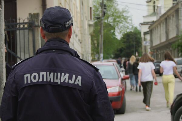 NEPOZNATI LOPOV OPERIŠE PO KARABURMI: Pokušava da provaljuje u stanove, jedna Beograđanka upozorava (FOTO)