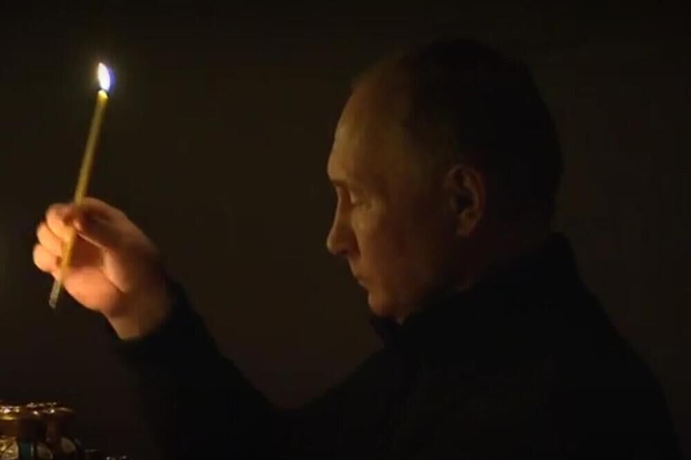 Putin pali sveću 