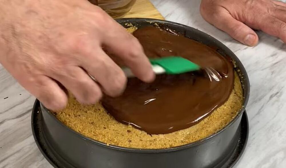 Čokolada preko posne torte sa keksom i bananama