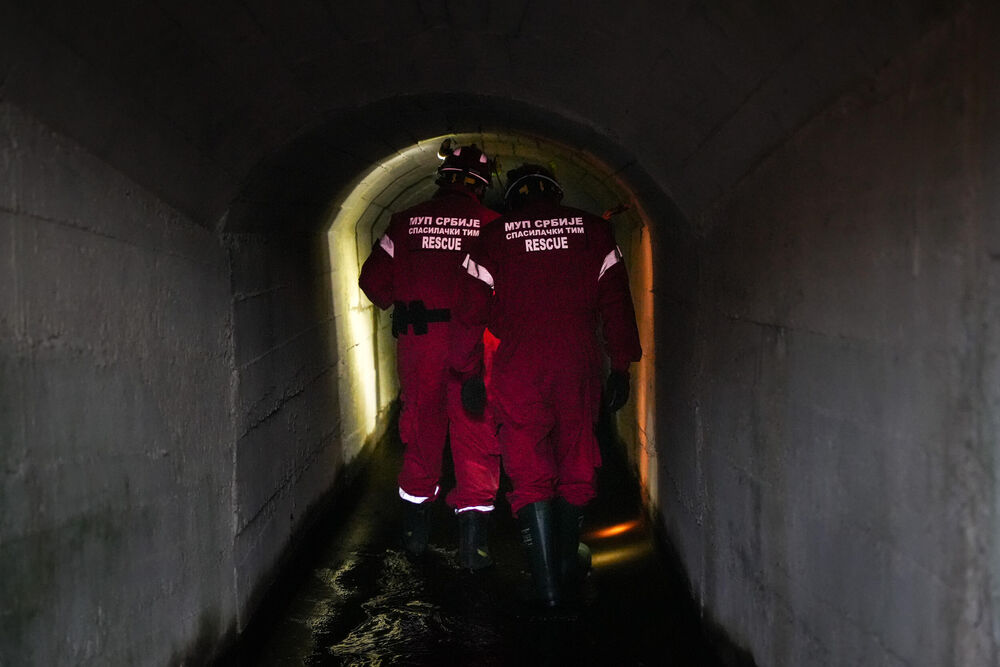 Tim za spašavanje pretražuje tunel