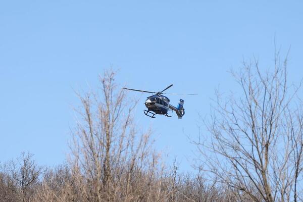 BANJSKO POLJE I DANAS VRVI OD POLICIJE: Helikopteri obilaze područje, jedan krenuo ka Borskom jezeru! (VIDEO)