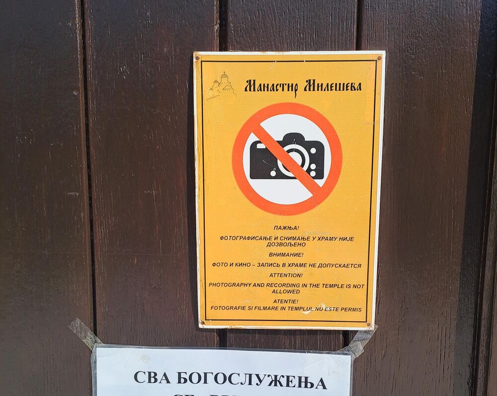 Zabranjeno fotografisanje unutar manastira