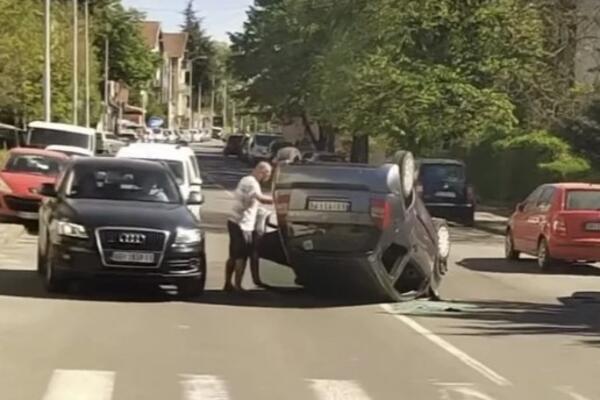 PREVRNUO SE AUTOMOBIL U MARIČKOJ ULICI: Vozač besan izašao iz vozila i zalupio vrata (VIDEO)