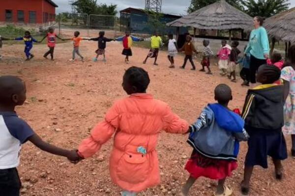 NESTVARAN PRIZOR IZ AFRIKE: Deca igrala uz pesmu koju svaki SRBIN ZNA, od ovoga LEPŠE NE MOŽE (VIDEO)