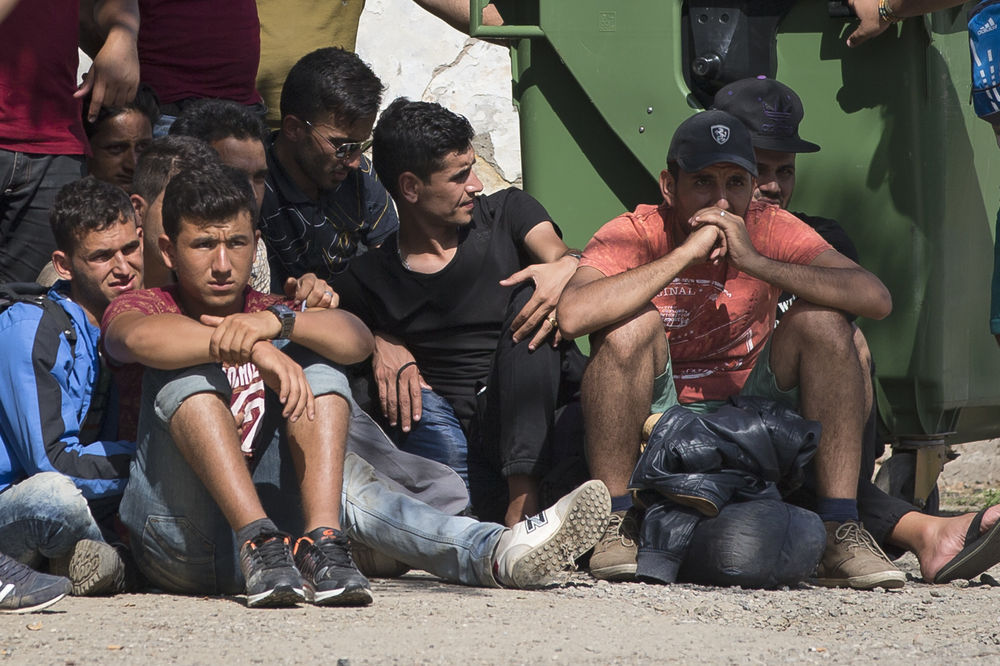HRVATSKA BRUKA: Migranti PLAĆAJU za korišćenje kupatila u Tovarniku! (FOTO)