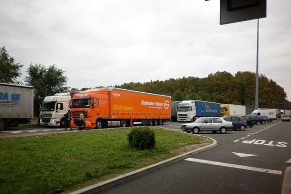HRVATI DELIMIČNO POPUSTILI: Kamioni ulaze u Srbiju, ne mogu u Lijepu njihovu!