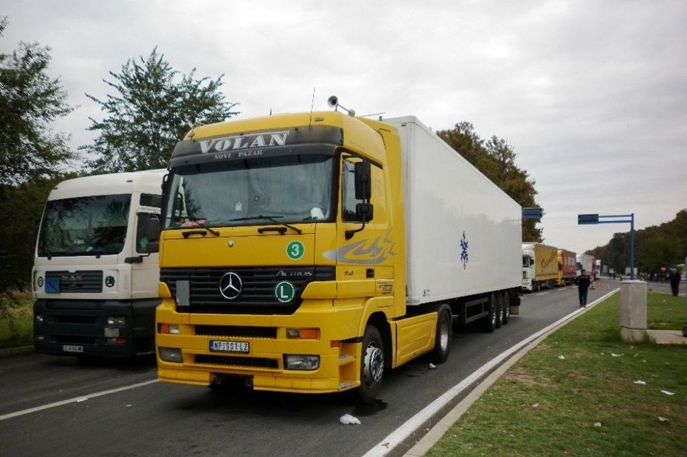 ZAGLAVLJENI NA NIČIJOJ ZEMLJI: Kamioni prešli na srpsku, pa zaustavljeni na srpskoj granici