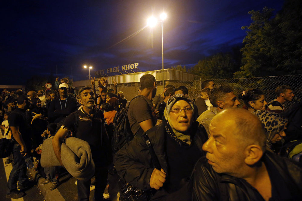 SRBIJA, SRBIJA! Izbeglice na Horgošu skandiraju našoj državi! (FOTO) (VIDEO)