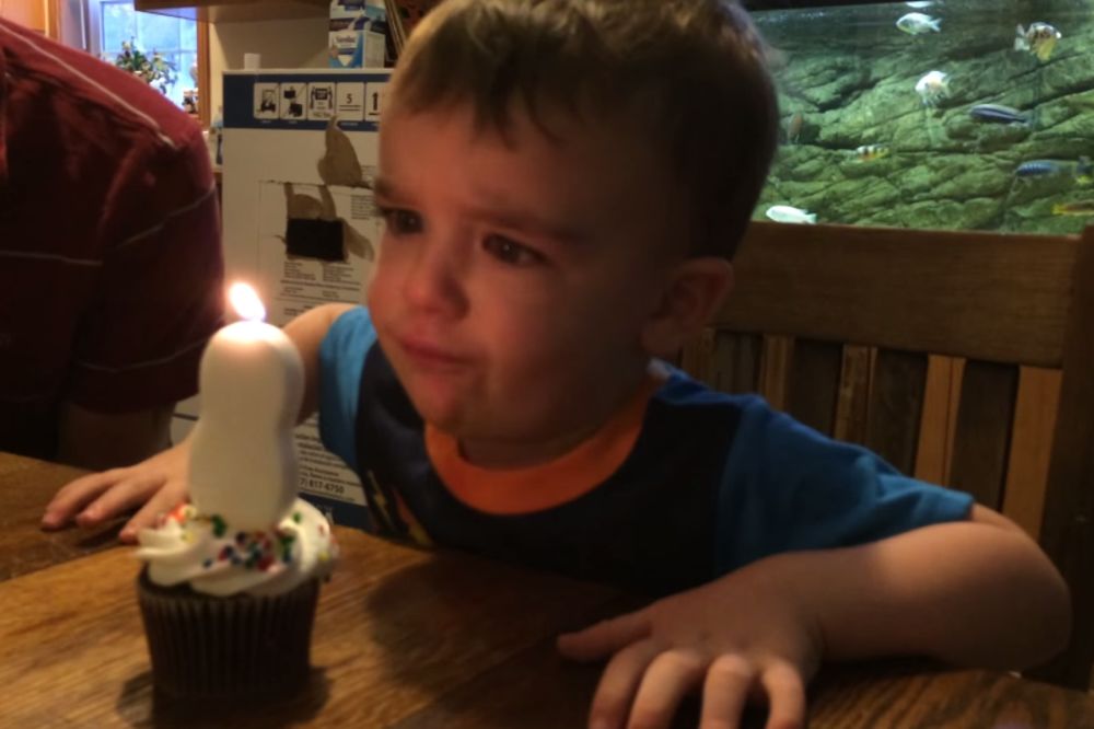 URNEBESNO: Nikada nećete moći da pretpostavite zašto dečak ne sme da zamisli rođendansku želju (FOTO) (VIDEO)