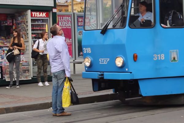 DALJE NEĆEŠ MOĆI: Zagrepčanin bez pardona blokirao put tramvaju (VIDEO)