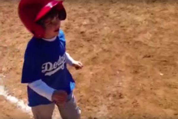 Klinac je udario bejzbol lopticu, a ono što je posle uradio slomiće vam srce! (VIDEO) (FOTO)