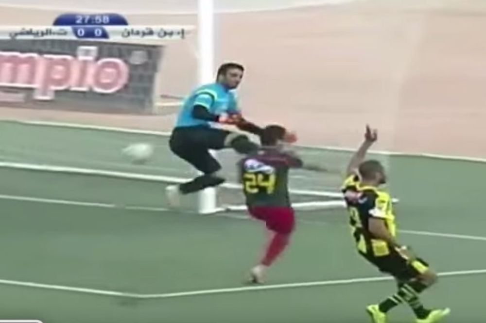 MOGAO JE DA GA UBIJE: Zbog ovog kung fu udarca bi ga trebalo izbaciti iz fudbala! (VIDEO)