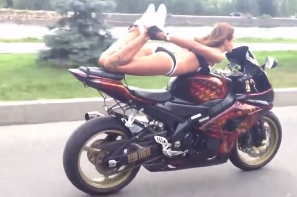 MUŠKARCI, SLEDIĆETE SE: Polugola Ruskinja na motoru je najhrabrija žena na planeti! (VIDEO)