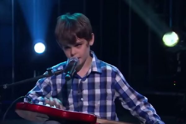 MALI PEVA BLUZ: Slepi dečak oduševio svet svojim sviranjem! (VIDEO)