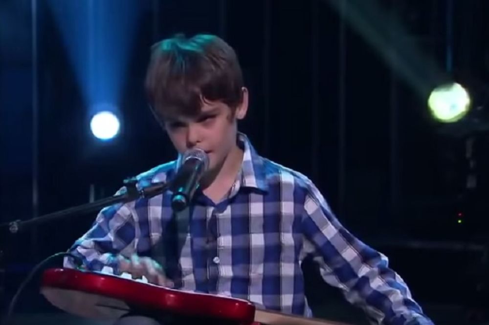MALI PEVA BLUZ: Slepi dečak oduševio svet svojim sviranjem! (VIDEO)