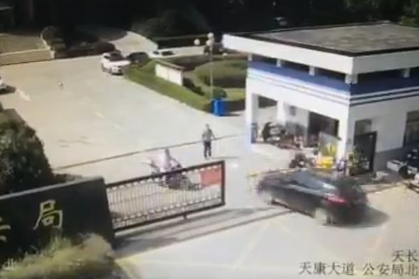 Ljubomorni Kinez pokosio dvoje ISPRED POLICIJSKE STANICE! (VIDEO)