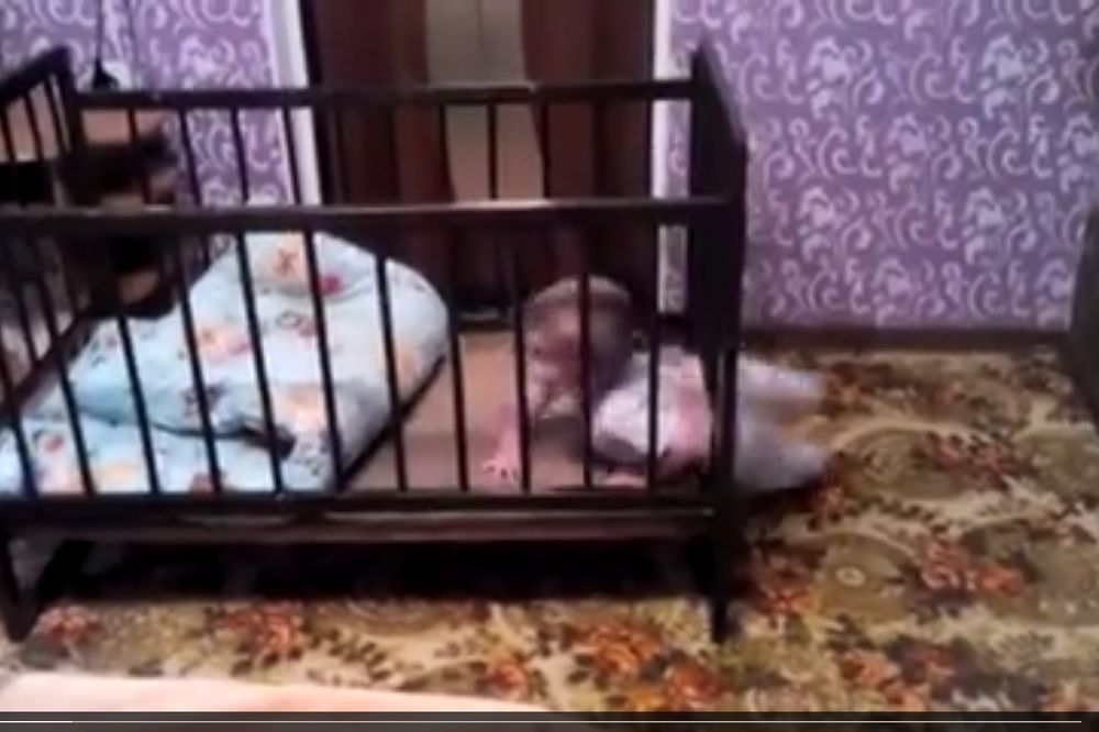 Pogledajte kako je ovaj mali genijalac uspeo da se izvuče iz kreveca! (VIDEO)
