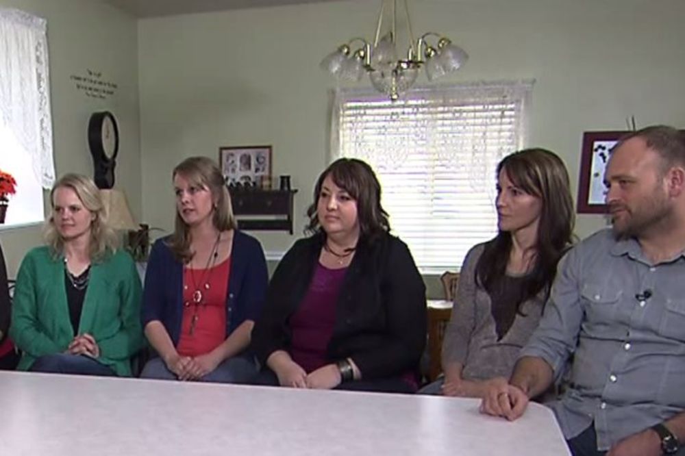 KAKO LI MU USPEVA: Amerikanac koji živi s PET ŽENA i ima 24 deteta! (VIDEO)
