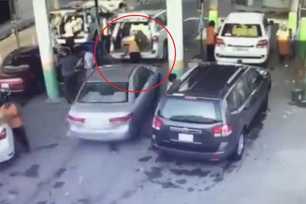 Presekao čoveka na pola: Auto naleteo na muškarca koji je stajao ispred drugih kola (VIDEO)