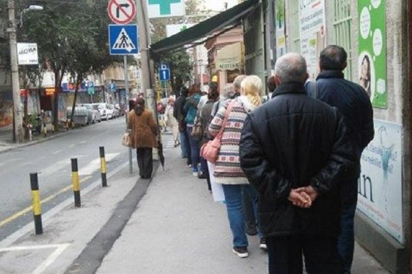 Zbog čega Beograđani danima čekaju u ogromnim redovima? (FOTO)