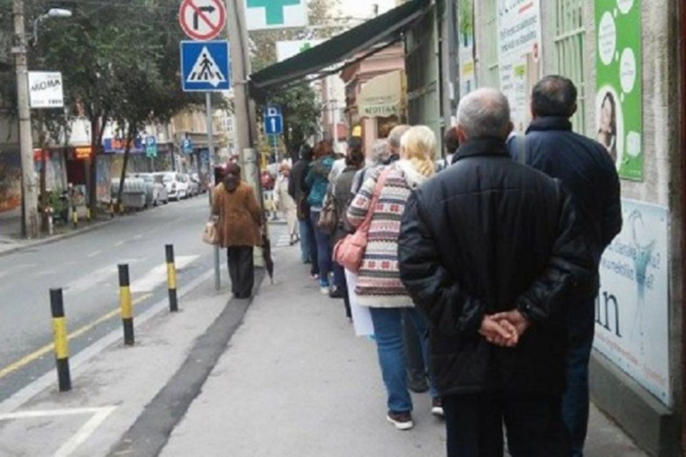 Zbog čega Beograđani danima čekaju u ogromnim redovima? (FOTO)