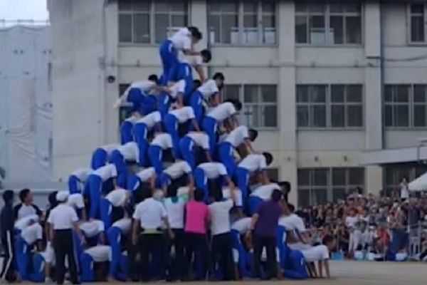 Hteli su da naprave piramidu od 150 đaka. Poslednji se popeo na vrh, nastao je haos! (VIDEO)