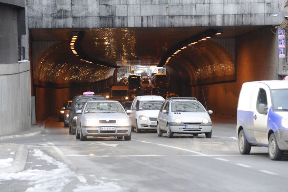 Lančani sudar u Terazijskom tunelu: 11 automobila se zakucalo jedan u drugi