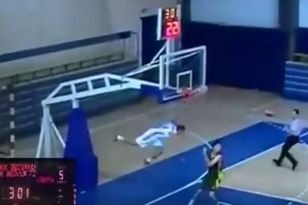 Srpski košarkaš hteo brutalno da zakuca, umesto toga se zalepio za parket! (VIDEO)