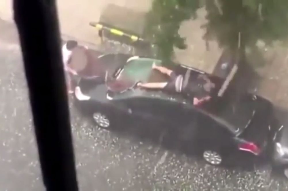 Rus skočio na krov svog automobila kako bi ga odbranio od grada! (VIDEO)
