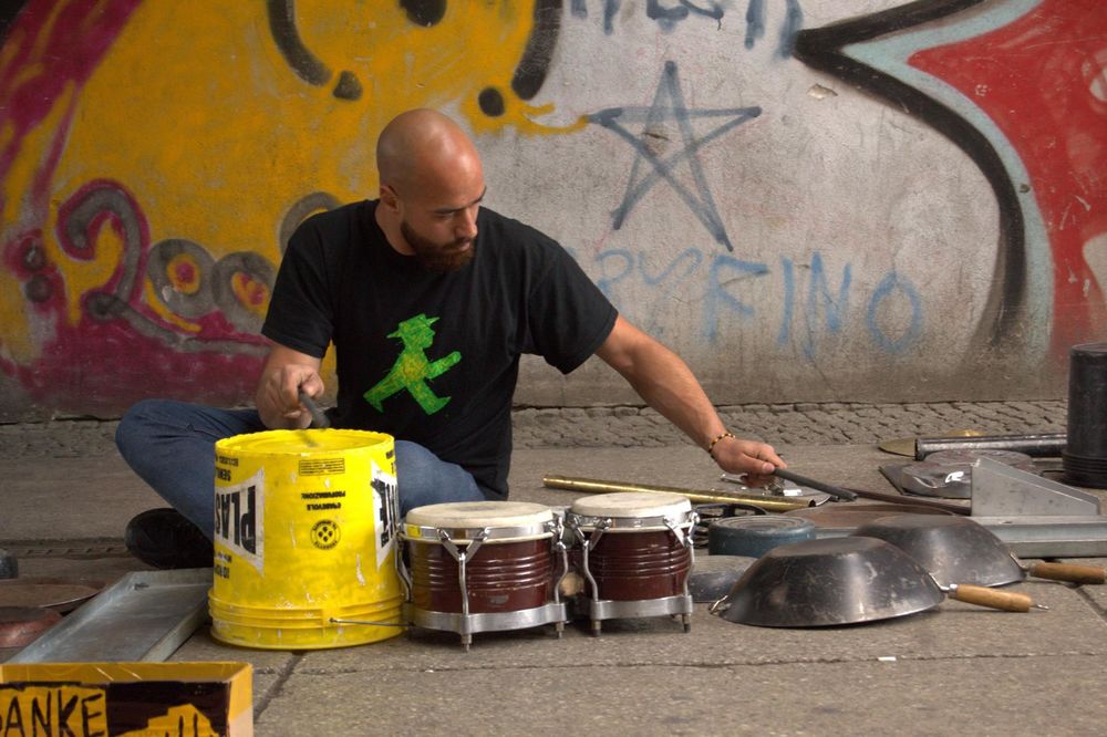 Trebaju li mu bubnjevi ili ne? Pogledajte kako ulični bubnjar kida tehno! (FOTO) (VIDEO)