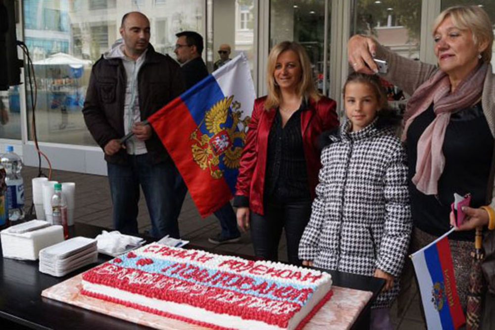 Srbi slave Putinov rođendan! Veselje u Šapcu i torta od 14 kila! (FOTO) (VIDEO)