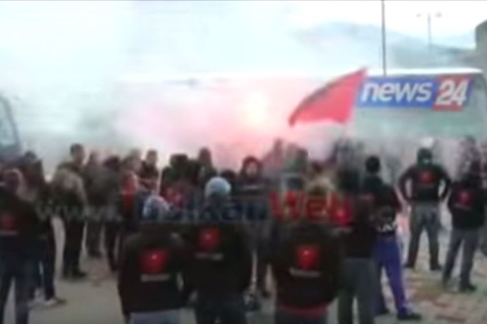 Huligani s Kosova već stigli u Elbasan i potpaljuju atmosferu! (VIDEO)