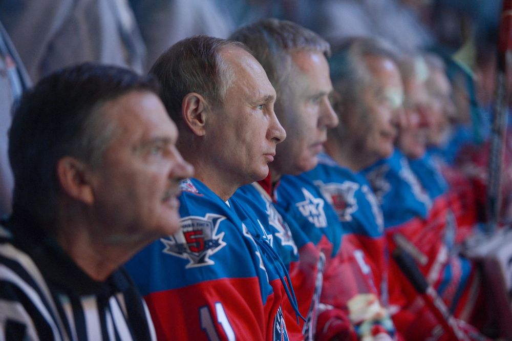 Ko sme da mu ukliza: Putin proveo 63. rođendan igrajući hokej protiv NHL zvezda (VIDEO) (FOTO)