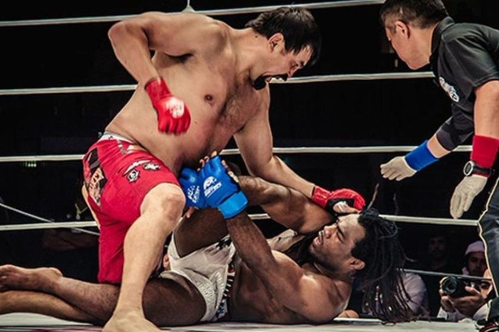 Sudija mogao da ubije MMA borca: Digao ga iz nesvesti da nastavi borbu! (VIDEO)