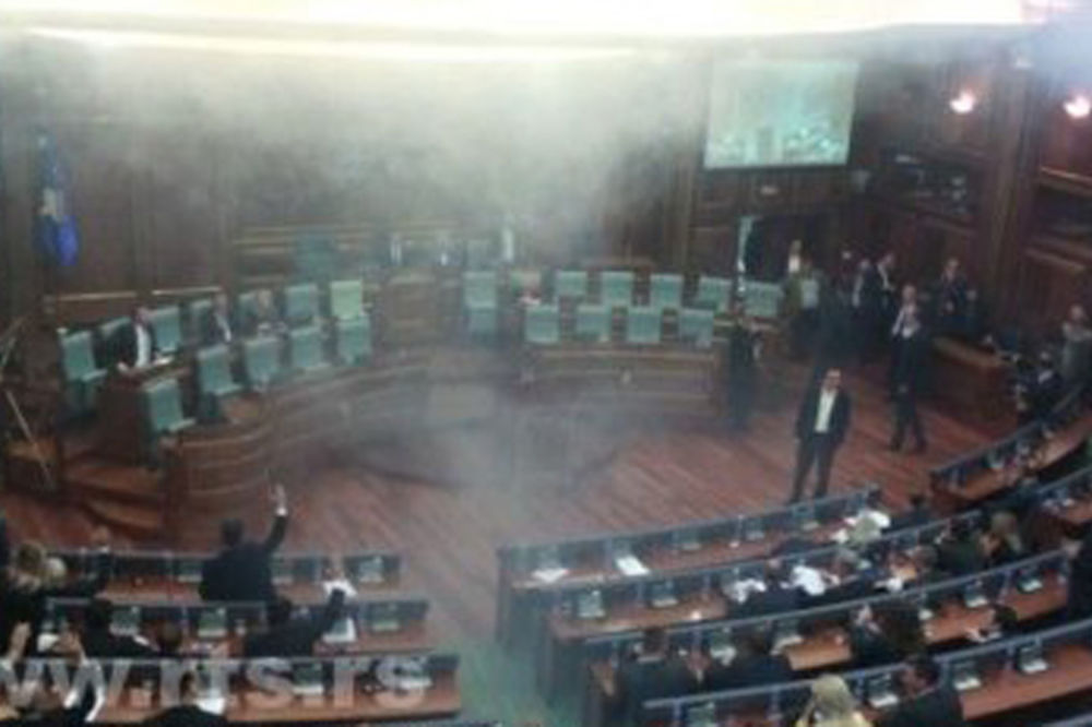Bačen suzavac usred kosovskog parlamenta! Poslanici pobegli iz sale! (FOTO)