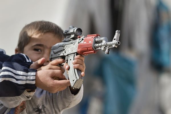 Srpski dečaci postaju džihadisti! 10 malih Srba ISIS sprema za rat! (FOTO)