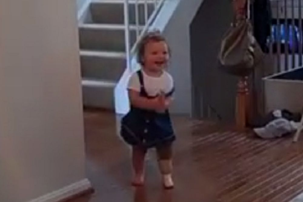 Devojčica je prve korake napravila uz pomoć proteze. Njen osmeh nema cenu! (VIDEO)