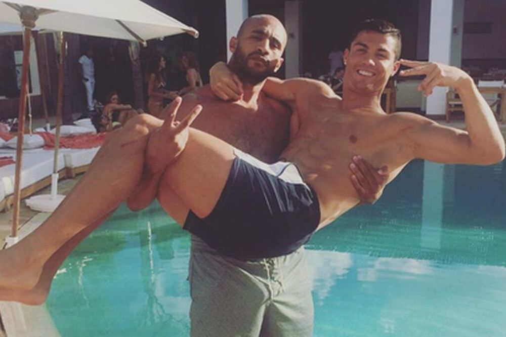 Ronaldo ponovo u zagrljaju mišićavog muškarca: Nevaljali dečak dohvatio Portugalca! (FOTO)