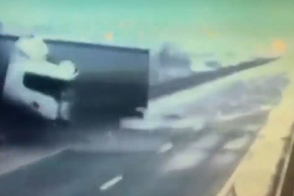 Kamion u plamenu probio ogradu i sleteo u reku, vozač poginuo! (VIDEO)