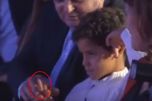 Ronaldov sin pokazao srednji prst tati kada je primao Zlatnu kopačku! (VIDEO)