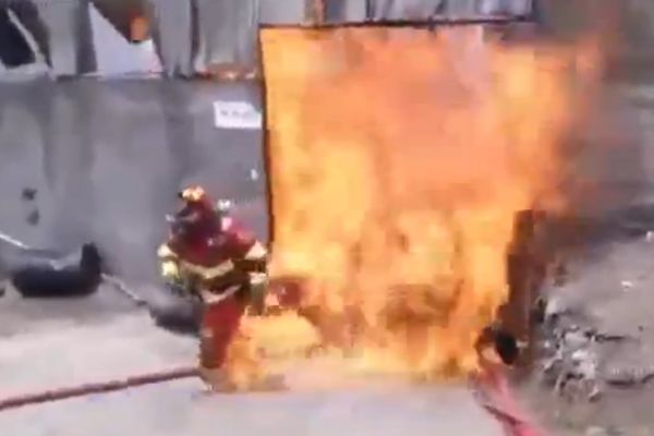 Ljudska baklja: Vatrogasac izgoreo u divljem plamenu! (VIDEO)