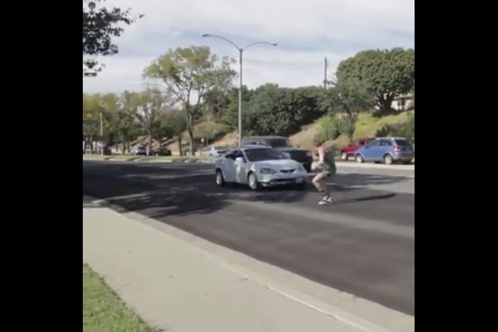 Šta je bre ovo: Moderni kamikaza stavlja život na kocku zbog mace na autoputu! (VIDEO)
