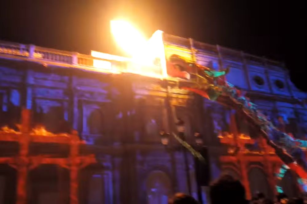 Spektakularni zmaj zapalio i razrušio Sevilju! (VIDEO)